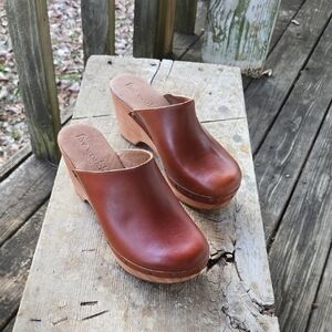 Five Worlds By Cordani. Zorba.  Women's Brown Leather Clogs. Size 9. Like New.